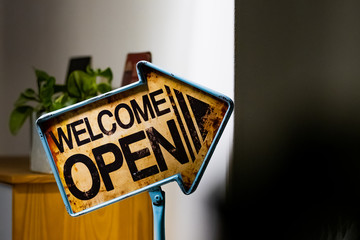 Panneau flèche en métal vintage avec inscription welcome open