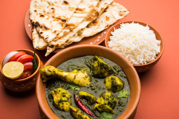 palak/spinach Chicken or Murg Saagwala served in a bowl with Naan and rice