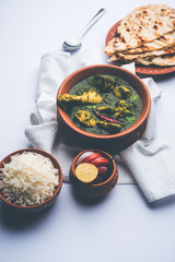 palak/spinach Chicken or Murg Saagwala served in a bowl with Naan and rice