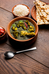 palak/spinach Chicken or Murg Saagwala served in a bowl with Naan and rice