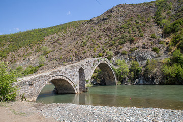 Fototapeta na wymiar Goliku Brücke über den Fluß Shkumbin