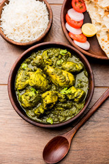 palak/spinach Chicken or Murg Saagwala served in a bowl with Naan and rice