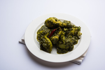 palak/spinach Chicken or Murg Saagwala served in a bowl with Naan and rice