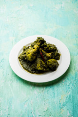 palak/spinach Chicken or Murg Saagwala served in a bowl with Naan and rice