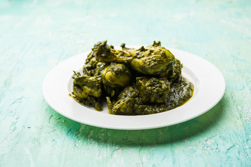 palak/spinach Chicken or Murg Saagwala served in a bowl with Naan and rice