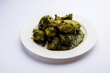 Fototapeta na wymiar palak/spinach Chicken or Murg Saagwala served in a bowl with Naan and rice