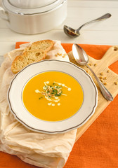 Frisch gekochte Kürbiscremesuppe, ganiert mit Kürbiskernen