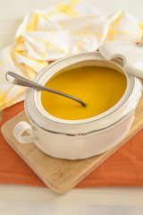 Frisch gekochte Kürbiscremesuppe, ganiert mit Kürbiskernen