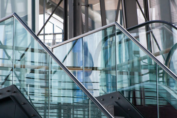 Naklejka premium Treppen und Geländer - Modernes Bauwerk, neue Architektur