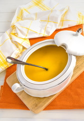Frisch gekochte Kürbiscremesuppe, ganiert mit Kürbiskernen