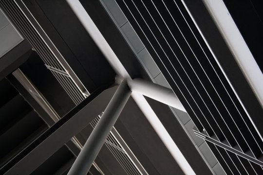 Detailaufnahme Architektur - Stahl und S&auml;ulen in anthrazit