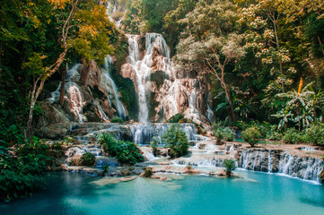 Étang d& 39 eau bleue Cascade de Kuang Si à Luang Prabang, Laos pendant la saison estivale.