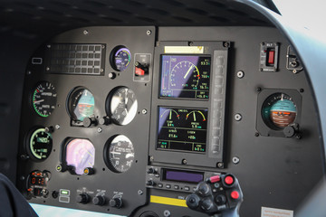 Blick in ein Cockpit eines Hubschraubers 