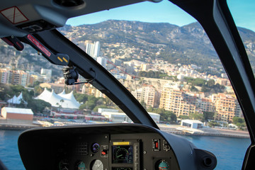 Blick in ein Cockpit eines Hubschraubers 
