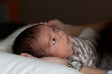 Retrato de bebé mirando a su madre