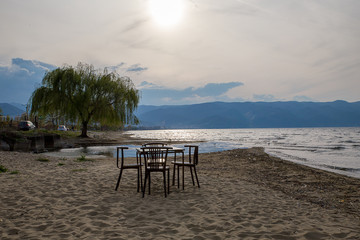 Tisch und Stühle am See