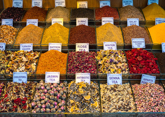 Fototapeta premium Various colorful spices and teas at the spice bazaar in Istanbul.