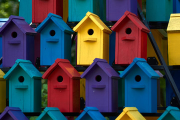 Obraz na płótnie Canvas Birdhouse in the summer. Affordable housing.