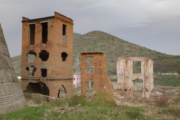 Fototapeta na wymiar Verlassene Fabriksgebäude in Albanien