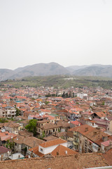 Fototapeta na wymiar Blick auf die roten Dächer von Korça, Albanien
