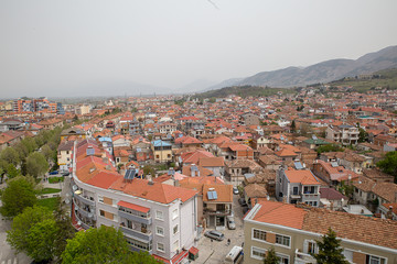 Blick auf die roten Dächer von Korça, Albanien