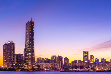 Obraz premium Seoul city at night and skyscraper, yeouido after sunset, south Korea.