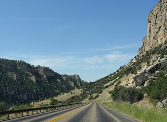 Naklejka premium Scenic drive with geologic formations and cliffs through the Bighorn Mountains in Wyoming, USA.