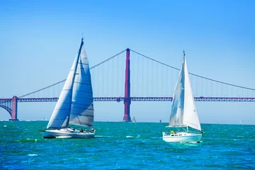 Cercles muraux Pont du Golden Gate White sailboats against Golden Gate Bridge, USA