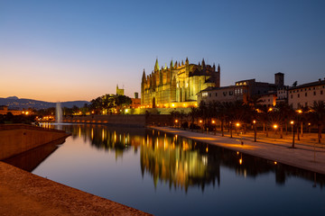 Obraz premium Cathedral of Palm de Mallorca at sunset
