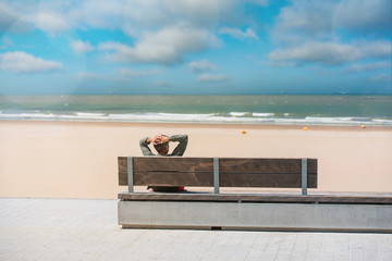 femme faisant une pause face à la mer