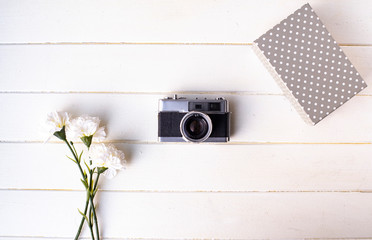 Camara vintage y caja de regalo