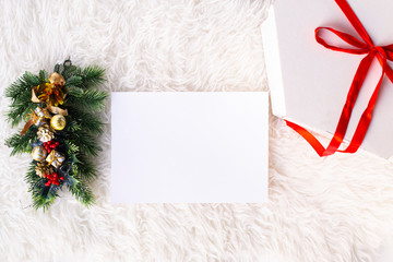 Hoja en blanco con decoración de Navidad