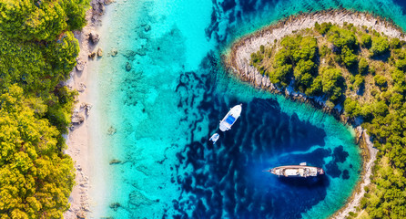 Yachten auf der Wasseroberfläche von oben. Türkisfarbener Wasserpanoramahintergrund von der Drohne. Sommermeerblick aus der Luft. Kroatien. Reisen - Bild