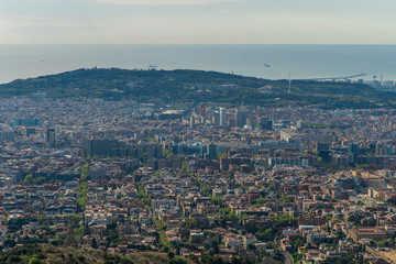 Obraz premium Panoramiczny widok na Barcelonę z Tibidabo w Hiszpanii