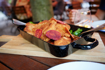 Wiener Schnitzel essen im Biergarten Sommer