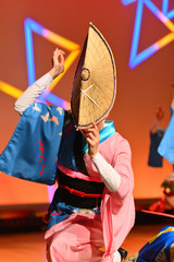 阿波踊りを踊る女性