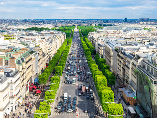 パリ　凱旋門から眺めるシャンゼリゼ通り