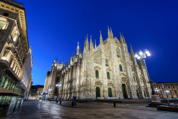 Fototapeta premium Milan Cathedral at Piazza del Duomo square. City center illuminated at night. Milano, Italy