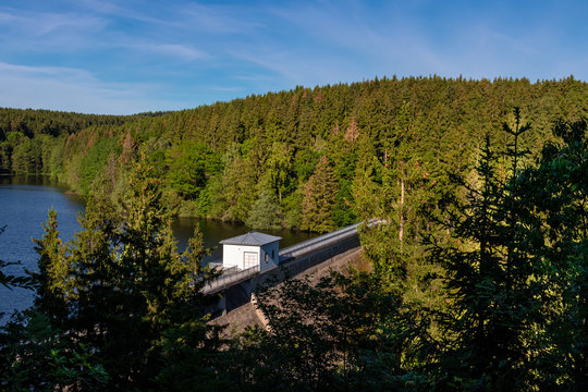 Zillierbachtalsperre Wald im Hintergrund