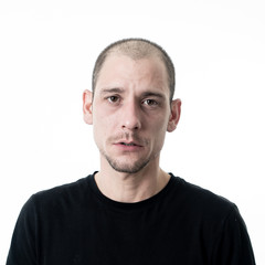 Fototapeta premium Bliska portret smutnej twarzy młodego człowieka cierpiącego na depresję, stres i nieszczęście.