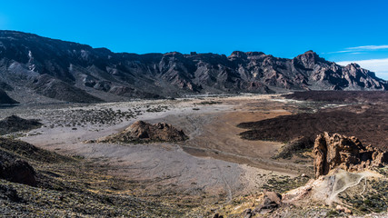 Mountain range on the edge of a volcanic plateau