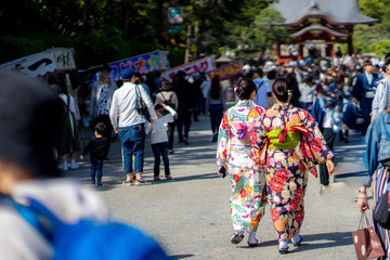Naklejka premium 鎌倉で着物を着た女性二人
