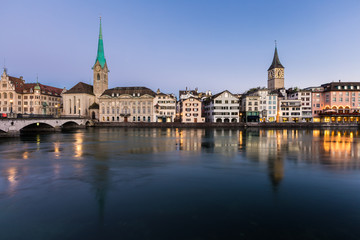 Fototapeta na wymiar Beautiful view of Fraumunster Church and old town zurich by limmat river before sunrise