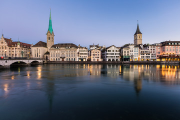 Fototapeta premium Beautiful view of Fraumunster Church and old town zurich by limmat river before sunrise