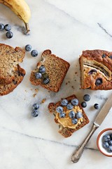 Banana bread sandwiches with peanut butter und fresh berries. Healthy gluten free snack for paleo, clean eating, super food and healthy eating contepts. Overhead view
