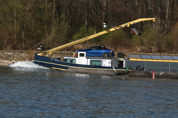 Transportschiff auf dem Fluss