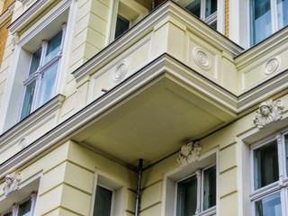 balkon an einem sanierten altbau in berlin, deutschland