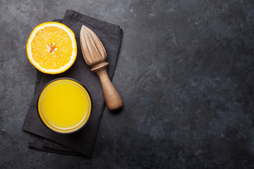 Obraz na płótnie Canvas Fresh orange juice and oranges