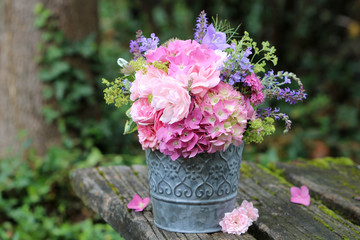 Blumenstrauß mit Rosen und Hortensienblüten in Pink im Zinktopf