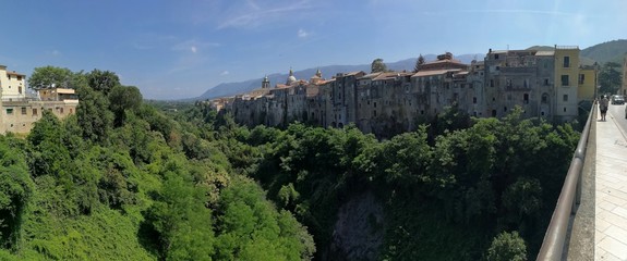 Fototapeta na wymiar Sant'Agata de Goti - Panoramica dal ponte